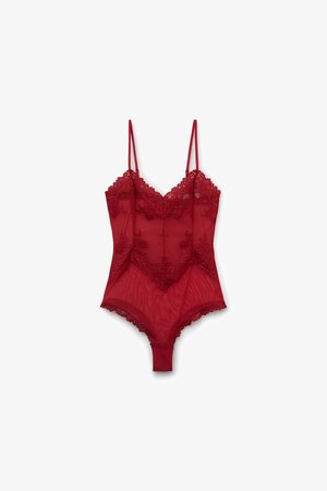 Body de encaje rojo con estampados florales, tirantes finos ajustables, paneles de malla transparente y cierre de presilla en la entrepierna.
