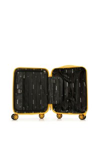 Harde gele koffer met een interieur met twee compartimenten. Voorzien van zwarte voering met witte strepen, ritszakken en wielen voor mobiliteit.