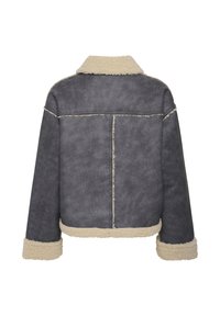 Pelēkais mākslīgā zamša jaka ar krēmkrāsas šerlina apkakli un aprocēm. Iezīmējas ar brīvu piegriezumu un izteiksmīgu adījumu aizmugurē.