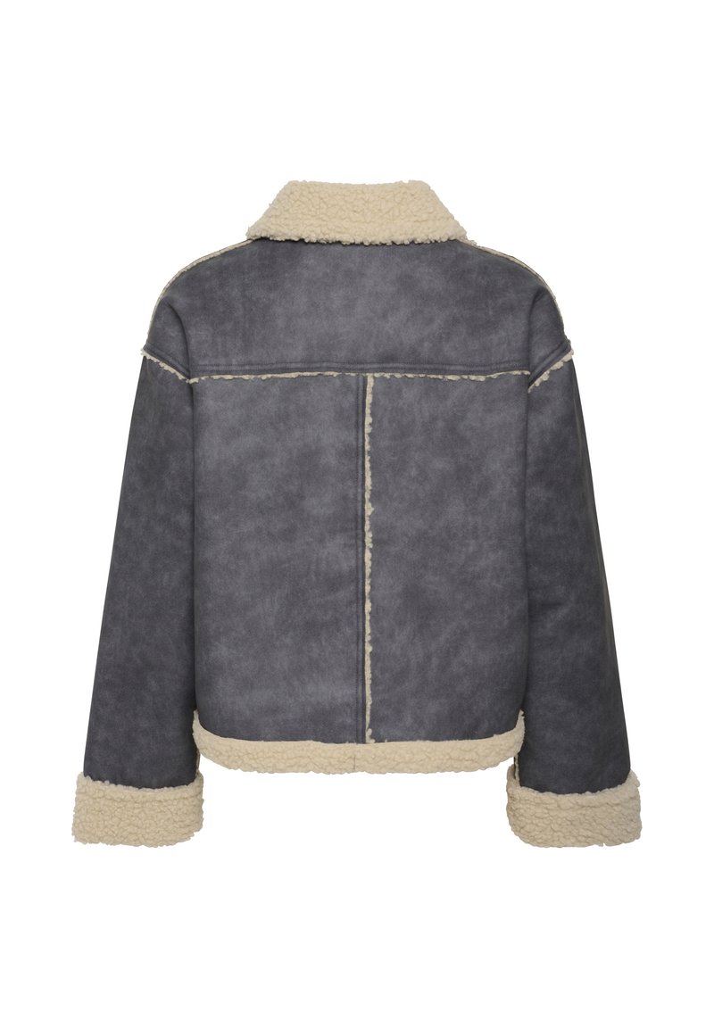 Szara kurtka z sztucznego zamszu z kremowym kołnierzem i mankietami z owczej wełny. Posiada luźny krój i charakterystyczne przeszycia na plecach.