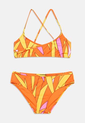 Bikini komplekts ar trīsstūrveida augšdaļu un atbilstošu apakšu, oranžā krāsā ar dzelteniem un rozā ģeometriskiem rakstiem, izgatavots no gluda, elastīga materiāla.