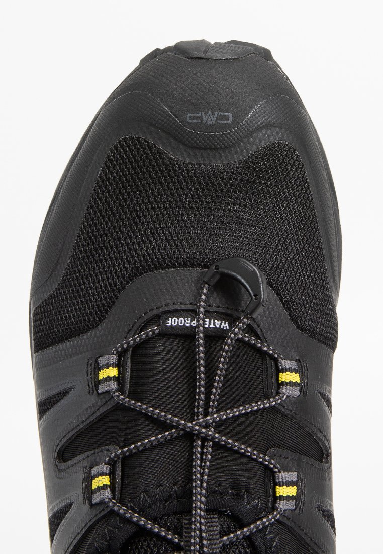 Schwarzer wasserdichter Sportschuh mit einem strukturierten Mesh-Obermaterial, flexiblem Sohlen und einem sicheren Schnürsystem mit gelben Akzenten.