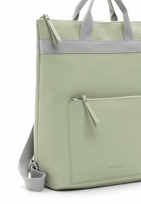 Lichtgroene faux leren tote bag met grijze stoffen handvatten en een ritszak aan de voorkant. Glad oppervlak, rechthoekige vorm, minimalistisch ontwerp.