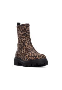 Botín de tobillo con estampado de leopardo, suela negra resistente, textura suave, puntera redonda y una lengüeta en la parte posterior para facilitar su puesta.