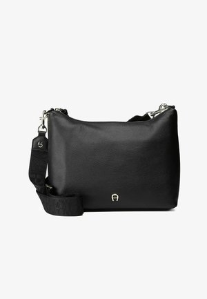 Borsa a tracolla in pelle nera con finitura morbida e testurizzata, dotata di una cerniera in metallo argentato e una tracolla regolabile con motivo.