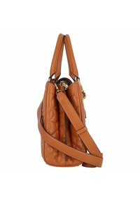 Quiltad brun handväska med rund form, dubbla topphandtag och justerbar axelrem; har guldfärgad hårdvara och en slät yta.