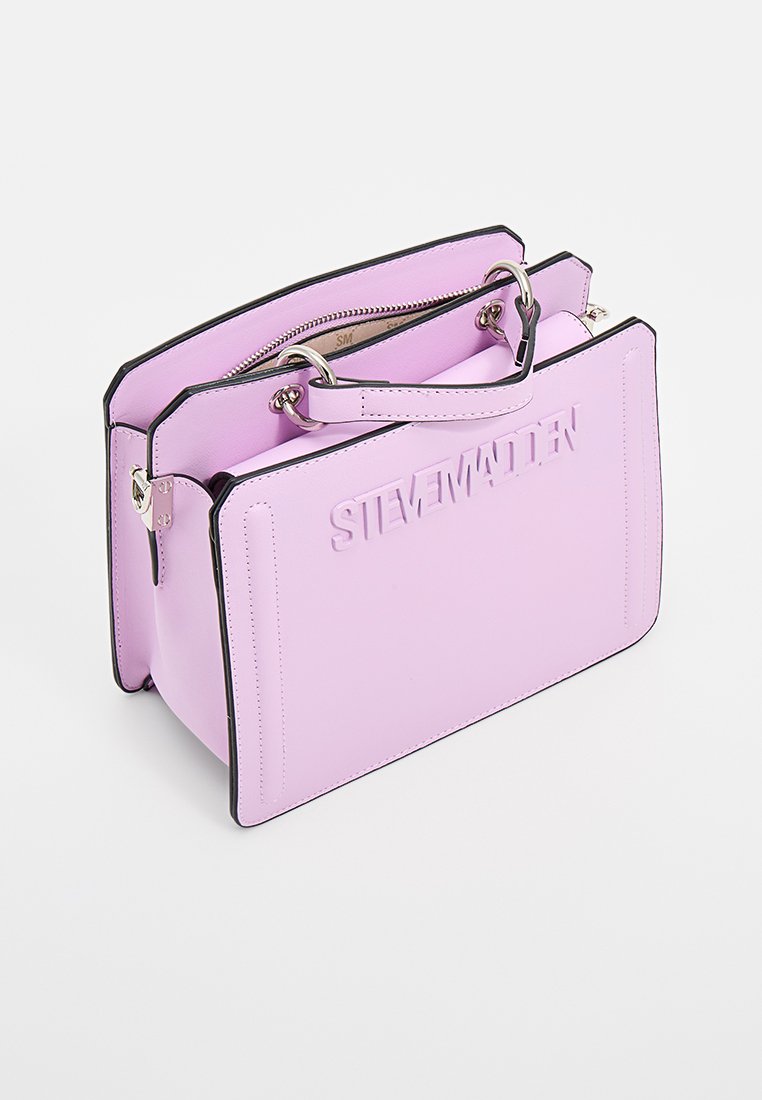 Sac à main en simili cuir rose avec des accents noirs, logo embossé à l'avant, double poignées supérieures et fermeture zippée. Forme rectangulaire robuste.