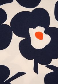 Marinfärgad blommig tyg med stora blommotiv med vita accenter och en liten orange detalj. Slät textur, ljus bakgrund.