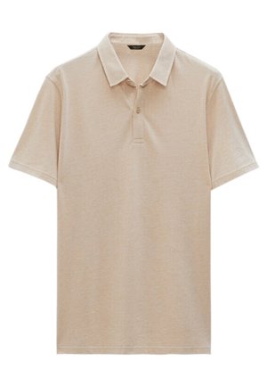 Polo beige à manches courtes avec deux boutons et un col classique, présenté sur un fond blanc.