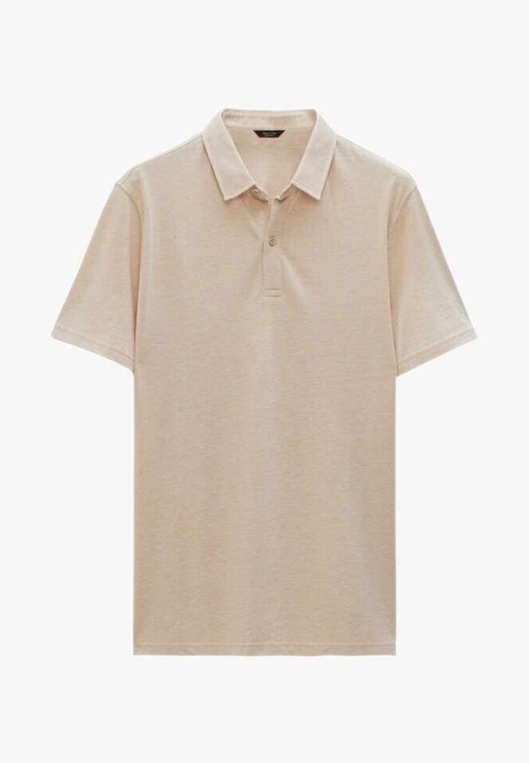 Polo beige à manches courtes avec deux boutons et un col classique, présenté sur un fond blanc.