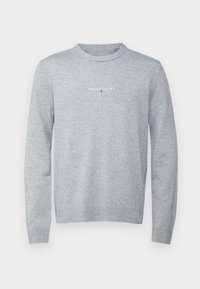 Szara bluza z okrągłym dekoltem, wykonana z gładkiej bawełnianej mieszanki, z ribbami na mankietach i u dołu. Z przodu widnieje biały logo "TOMMY JEANS".