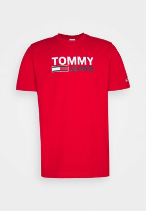 Rød bomulds-t-shirt med "TOMMY" i hvid og "JEANS" i grå, med et lille logo-akzent under teksten. Kortærmet, rund hals.