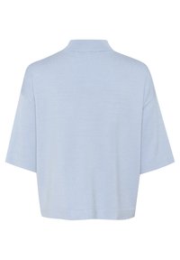 Ljusblå, löst sittande kortärmad tröja med ribbat krage och horisontell textur. Inga synliga mönster eller accenter.