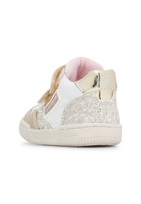 Sneaker bianco con accenti dorati e rosa. Presenta dettagli dorati glitterati sul tallone e una comoda fodera rosa. Chiusura con cinturino in Velcro.