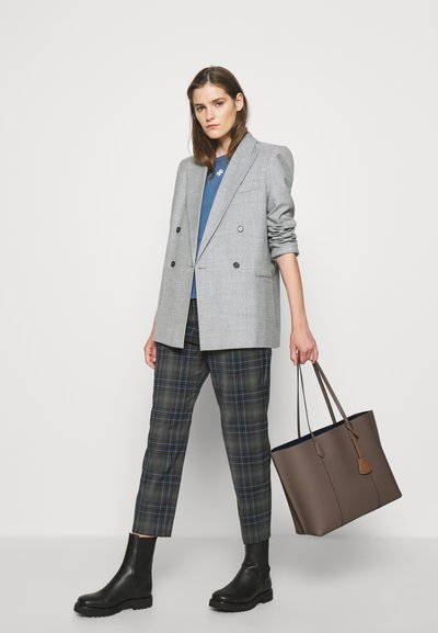 Tory Burch PERRY TRIPLE COMPARTMENT TOTE - Kandekott - clam shell