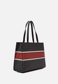 Czarna torba na ramię z geometrycznym wzorem, z czerwonymi i beżowymi poziomymi paskami. Wykonana z gładkiego materiału z dwoma czarnymi uchwytami.