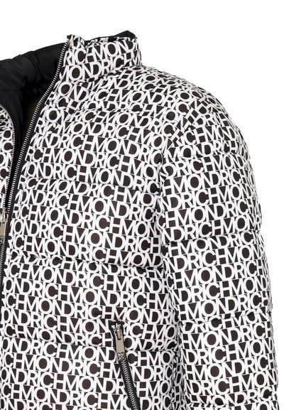 Giubbotto imbottito con un motivo a logo in bianco e nero, dotato di un colletto alto, chiusura con zip e tasche laterali con dettagli in metallo silver.