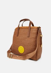 Brązowa pleciona torba z żółtym logo, skórzanymi uchwytami i paskiem na ramię z logo "BOGNER". Miękkie wykończenia z tkaniny na górze.