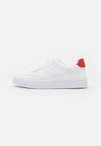 Sneaker bianche con una superficie in pelle liscia, dotate di un tab sul tallone rosso e logo ricamato. Punta rotonda e suola testurizzata per una migliore aderenza.