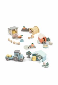 Puidust talu mänguasjade komplekt loomade, traktorite, lautade, puude, köögiviljade ja toidunõudega, paigutatuna valge tausta peale.