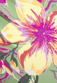 Bloemenstoffen met grote, bleekgele en roze bloemen met groene bladeren op een groene achtergrond; textuurafwerking met levendige patronen.