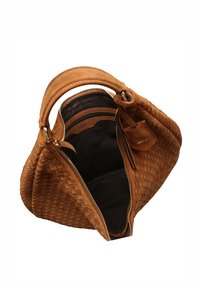 Braune gewebte Lederhandtasche mit strukturierter Außenseite, Reißverschluss und schwarzem Innenfutter mit kleinem Reißverschlussfach und Markenlogo.