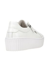 Weiße Leder-Sneaker mit einem Reißverschluss, gewelltem Design entlang des Kragens und einer strukturierten weißen Plateausohle. Estrukturierte Innenauskleidung.