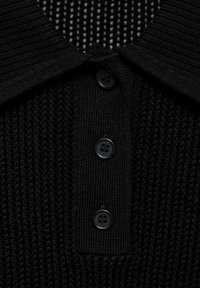 Polo noir en maille avec un corps texturé, un col côtelé et trois boutons assortis. Le tissu présente un motif subtil.