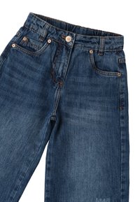 Jeans de mezclilla de color azul oscuro con corte recto, cinco bolsillos, herrajes en tono cobre y un ligero desvanecimiento en la tela. Diseño clásico de cintura.