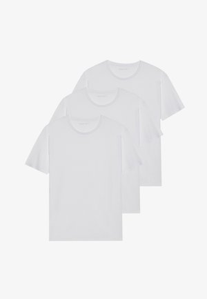Drei weiße T-Shirts aus weicher Baumwolle, mit kurzen Ärmeln und Rundhalsausschnitt, ordentlich gestapelt mit minimaler Nahtdetails.