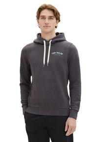 Felpa con cappuccio grigio scuro realizzata in tessuto morbido, dotata di tasca a kangaroo frontale, cappuccio con cordoncino e dettaglio del logo azzurro chiaro sul petto.