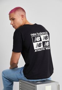 New Balance ESSENTIALS GRAPHIC - Print T-shirt - black - Zalando.co.uk
