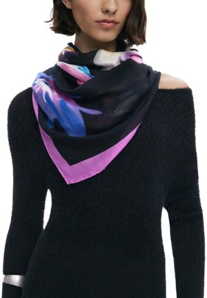 Foulard carré noir, orné de motifs floraux en bleu et rose. Tissu doux et léger avec une bordure rose. Porté lâche autour du cou.