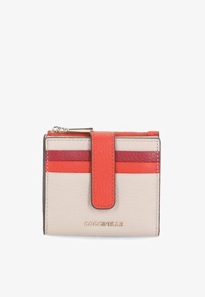 Portafoglio in pelle beige con strisce rosse e bordeaux. Include una chiusura a zip sicura e una cinghia centrale. Logo del marchio in oro sulla parte anteriore.