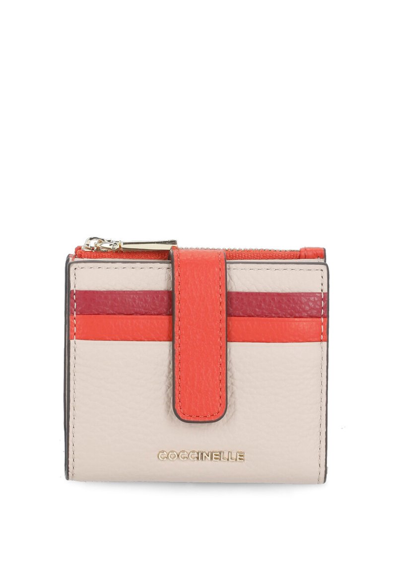 Portafoglio in pelle beige con strisce rosse e bordeaux. Include una chiusura a zip sicura e una cinghia centrale. Logo del marchio in oro sulla parte anteriore.