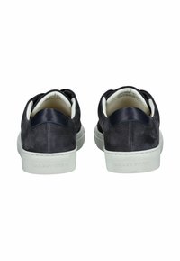 Marineblaue Wildledersneaker mit einer weißen Gummisohle, ausgestattet mit einer glatten Lederkappe an der Ferse und einer strukturierten Griffoberfläche auf der Sohle.