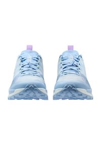 Scarpe da ginnastica azzurro chiaro con parte superiore in rete testurizzata, accenti viola, lace chiare e una suola bianca robusta con motivi a zig-zag.