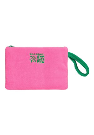 Mała prostokątna różowa tkaninowa saszetka z zielonym zamkiem błyskawicznym i paskiem na nadgarstek, z zielonym logo Billabong oraz kwiatowymi wzorami na przodzie.