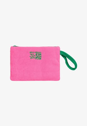 Piccola borsa rettangolare in tessuto rosa con cerniera verde e cinturino da polso, con logo Billabong verde e disegni floreali sul davanti.
