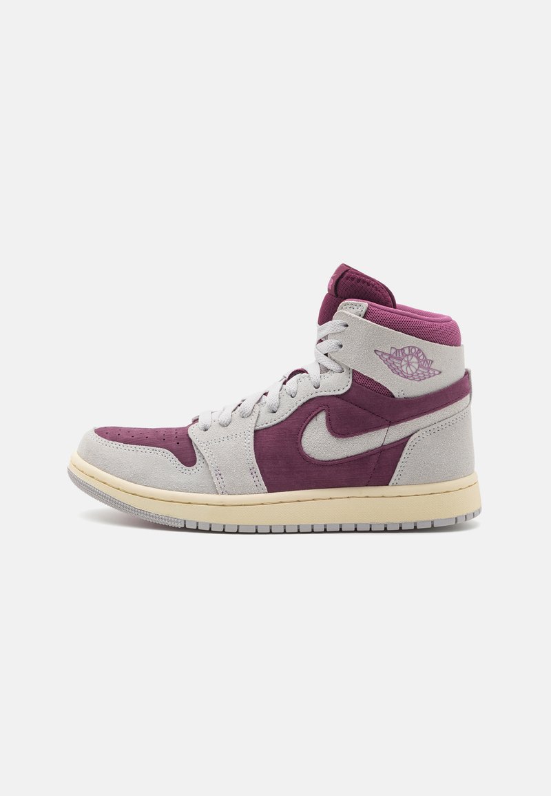 Bottines de sport hautes en suède gris avec des accents bordeaux. Présentent un col violet, des lacets blancs, une silhouette classique et une semelle en caoutchouc.