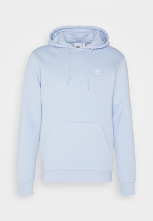Jasnoniebieska bluza z kapturem z przednią kieszenią kangurką, regulowanym sznurkiem w kapturze i małym białym logo Adidas na lewej piersi.