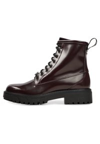 Botas de tobillo de cuero burdeos con acabado brillante, punta redonda, suela gruesa negra y diseño de cordones con dos ojales. Incluye una lengüeta en la parte posterior.