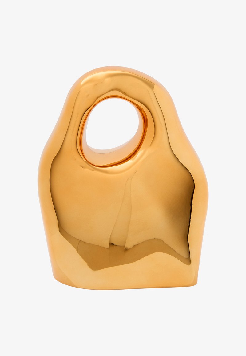 Guldfarvet keramisk vase med en glat, skinnende overflade, uregelmæssig form og en central udsparing øverst til at holde blomster.