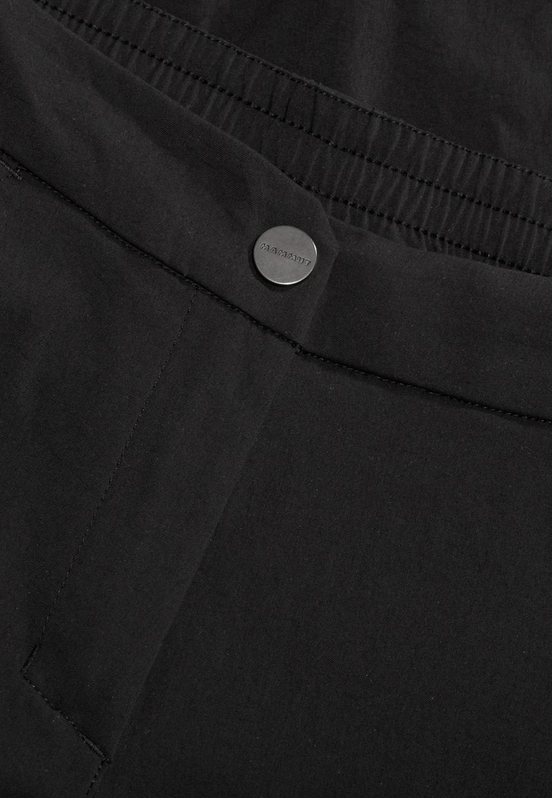 Czarny pasek do spodni z tkaniny, z elastycznym ściągaczem, z metalowym guzikiem z logotypem oraz detalami szwów. Gładka tekstura, bez widocznych wzorów.