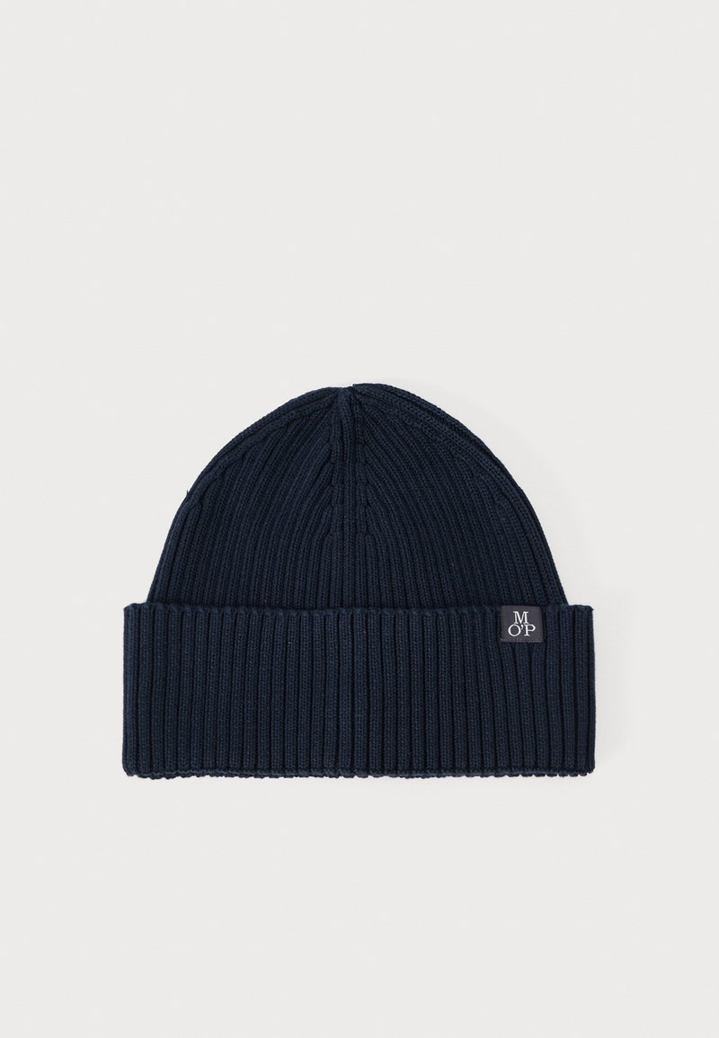 Gorro de punto azul marino con textura acanalada, puño doblado y una pequeña etiqueta de marca en la parte delantera.