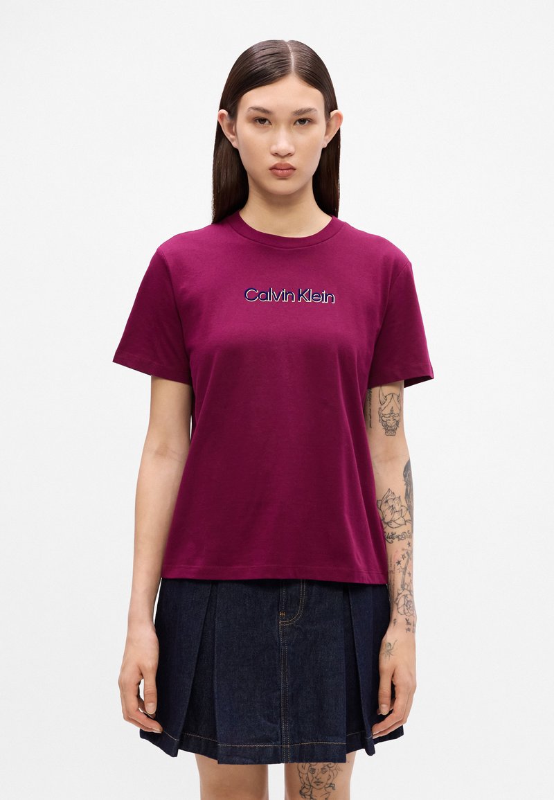 Calvin Klein Jeans CLASSIC FOIL TEE - Triko s potiskem - berry glaze