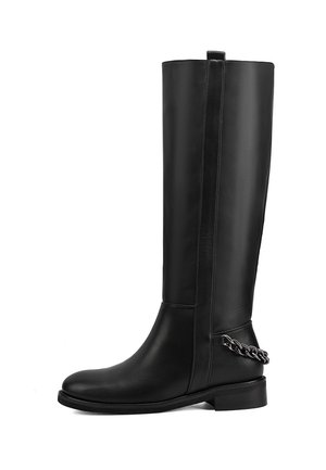 Stivale in pelle nera alto fino al ginocchio con un design elegante, suola piatta e una decorazione a catena argentata sul tallone. Trama liscia e cuciture minime.