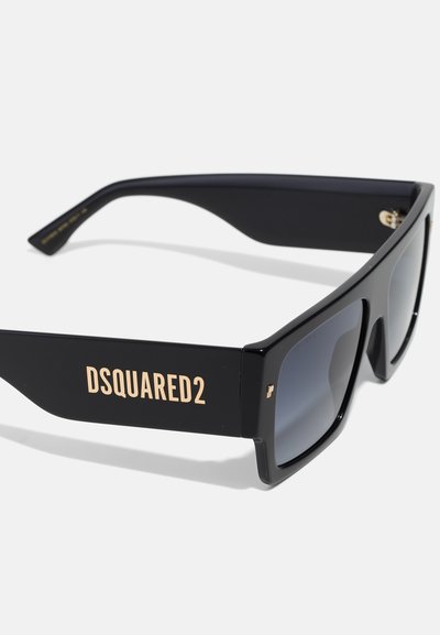 Svarte oversized solbriller med gradient mørke linser. Tykk plastisk ramme har gull "DSQUARED2" merking på templene.
