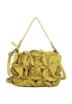 Sac à main en cuir jaune avec des motifs texturés pliés en forme de pétales, une seule poignée supérieure et une bandoulière réglable et amovible.