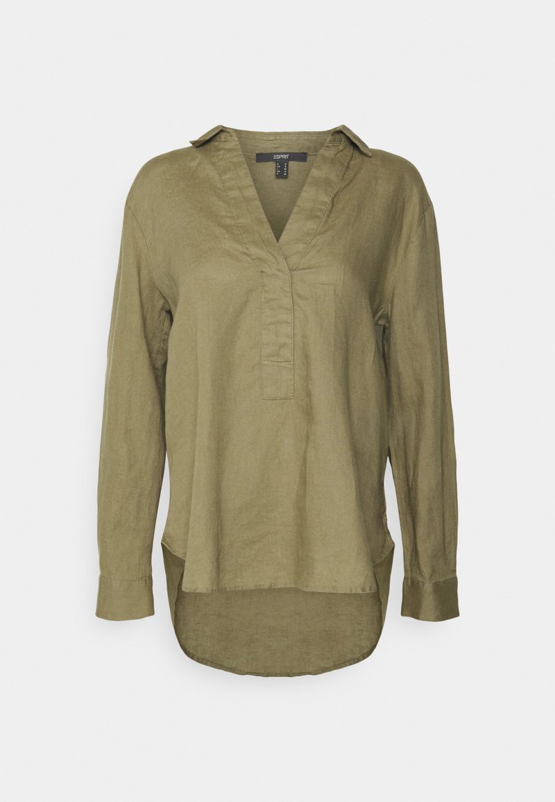 Camisa de linho de manga longa na cor verde oliva, com decote em V, bolso com lapela e bainha curva. Apresenta um corte solto e punhos com botões.